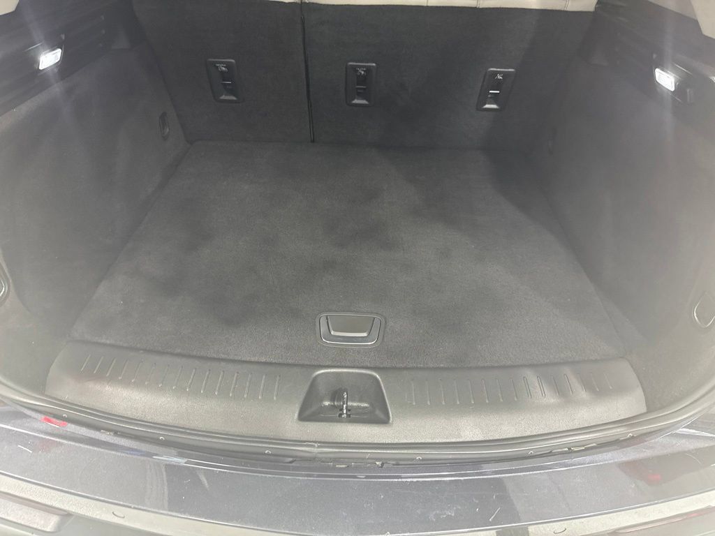Used 2023 Cadillac XT4 Luxury w/ Cold Weather Package AWD/4WD image 10