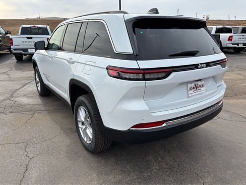 Used 2025 Jeep Grand Cherokee Laredo RWD image 8