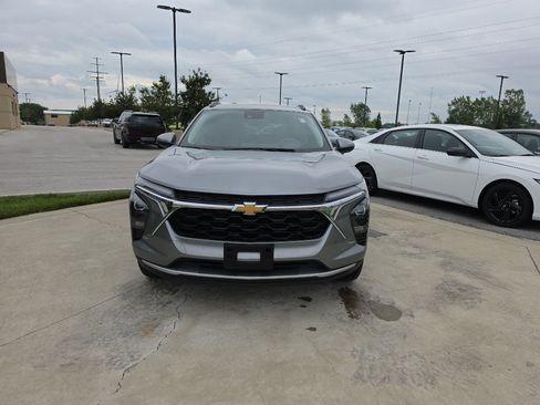 Used 2025 Chevrolet Trax LT FWD image 2
