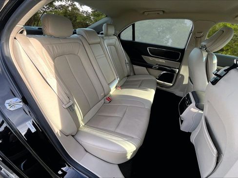 Used 2019 Lincoln Continental Select image 25