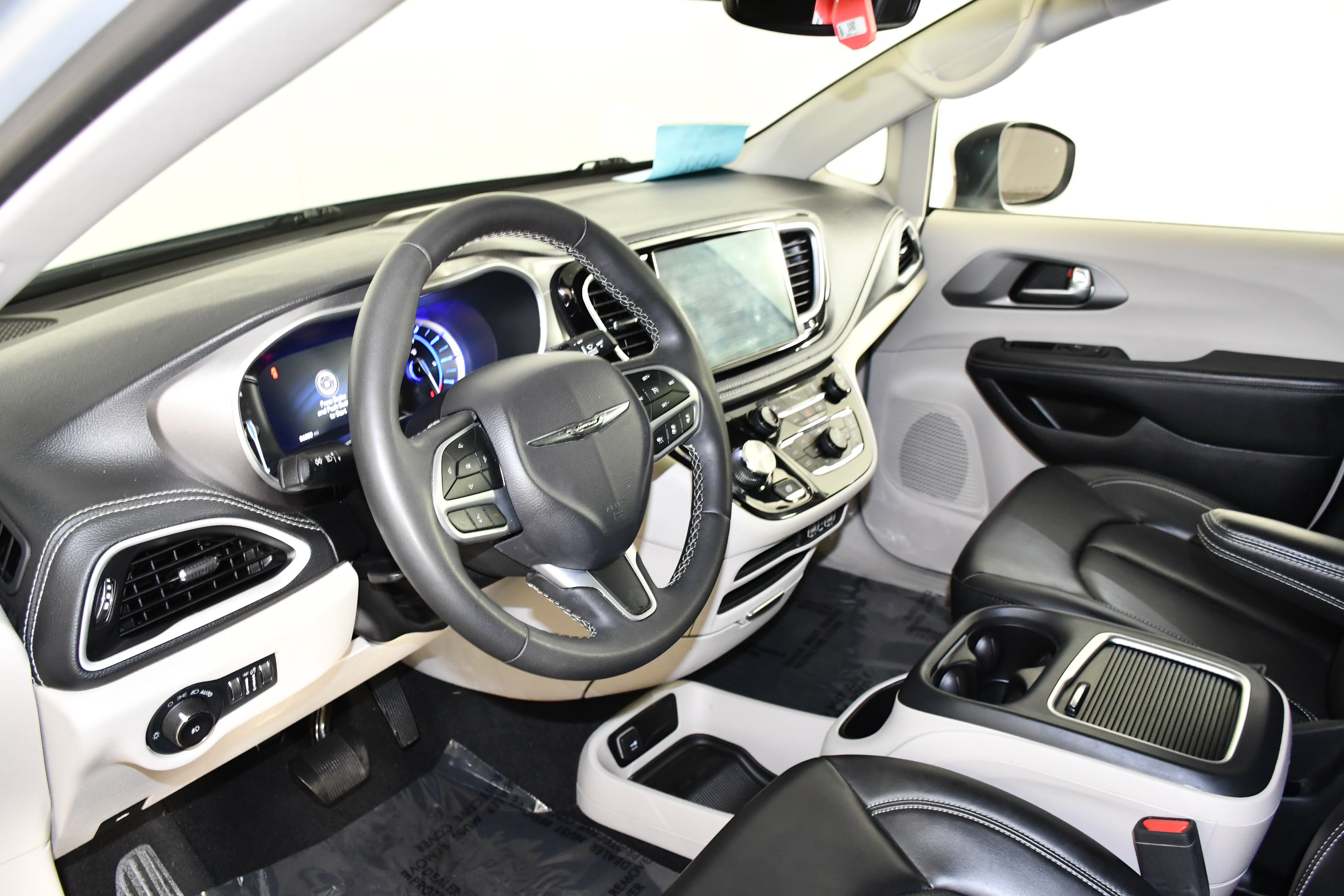 Used 2023 Chrysler Pacifica Touring-L FWD image 37