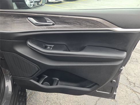 Certified 2025 Jeep Grand Cherokee L Limited w/ Luxury Tech Group II image 6