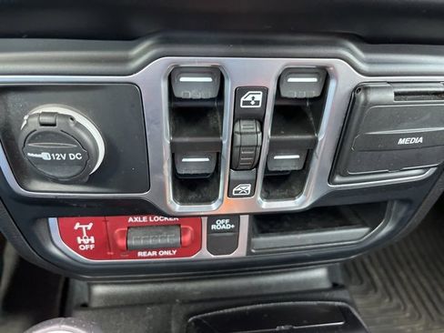 Used 2023 Jeep Gladiator Mojave w/ Cold Weather Group image 23