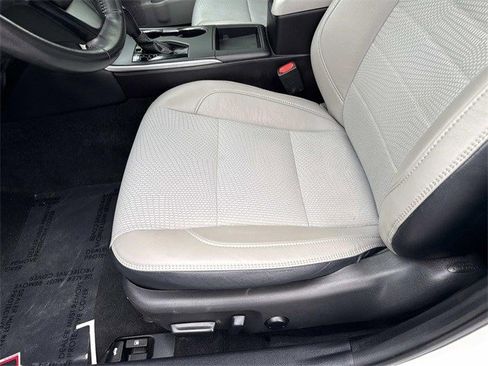 Used 2016 Toyota Camry SE w/ Moonroof Package image 15