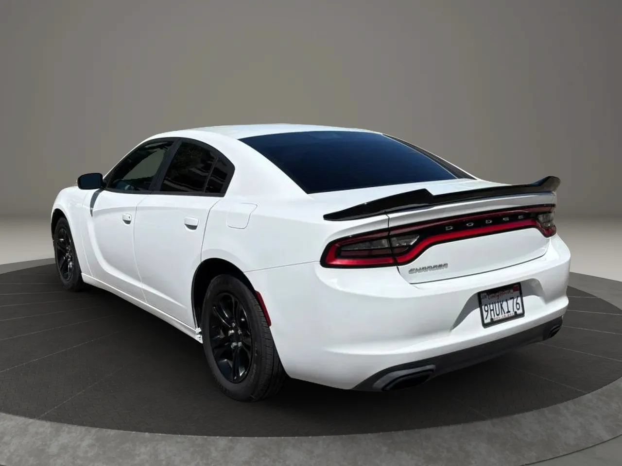 Used 2017 Dodge Charger SE RWD image 8
