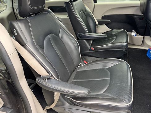 Used 2023 Chrysler Pacifica Limited FWD image 6