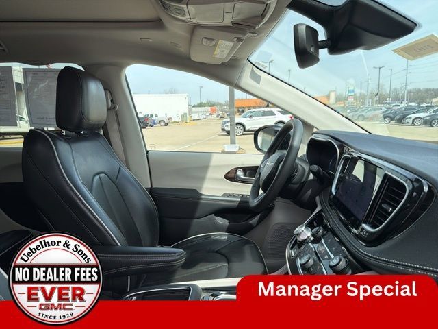 Used 2024 Chrysler Pacifica Limited FWD image 2