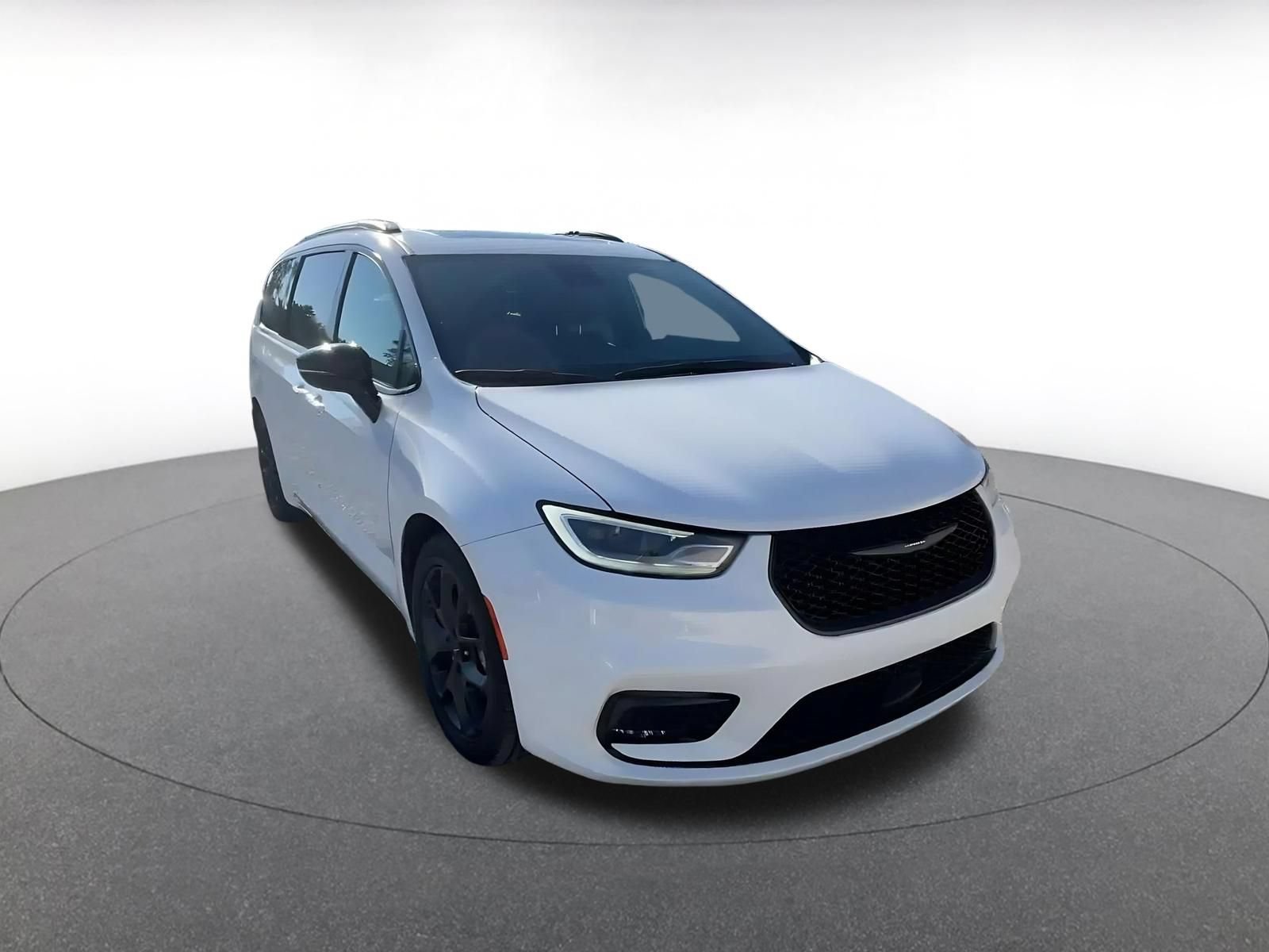 Used 2025 Chrysler Pacifica Limited FWD image 3