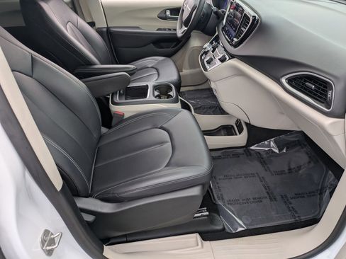 Certified 2024 Chrysler Pacifica Touring-L image 35