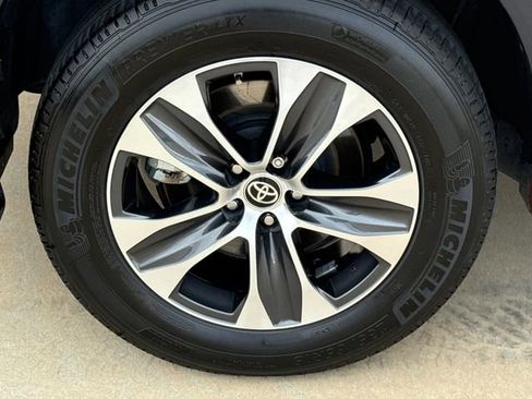 Used 2023 Toyota Highlander XLE image 9