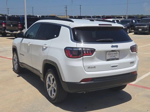 Used 2024 Jeep Compass Latitude AWD/4WD image 5