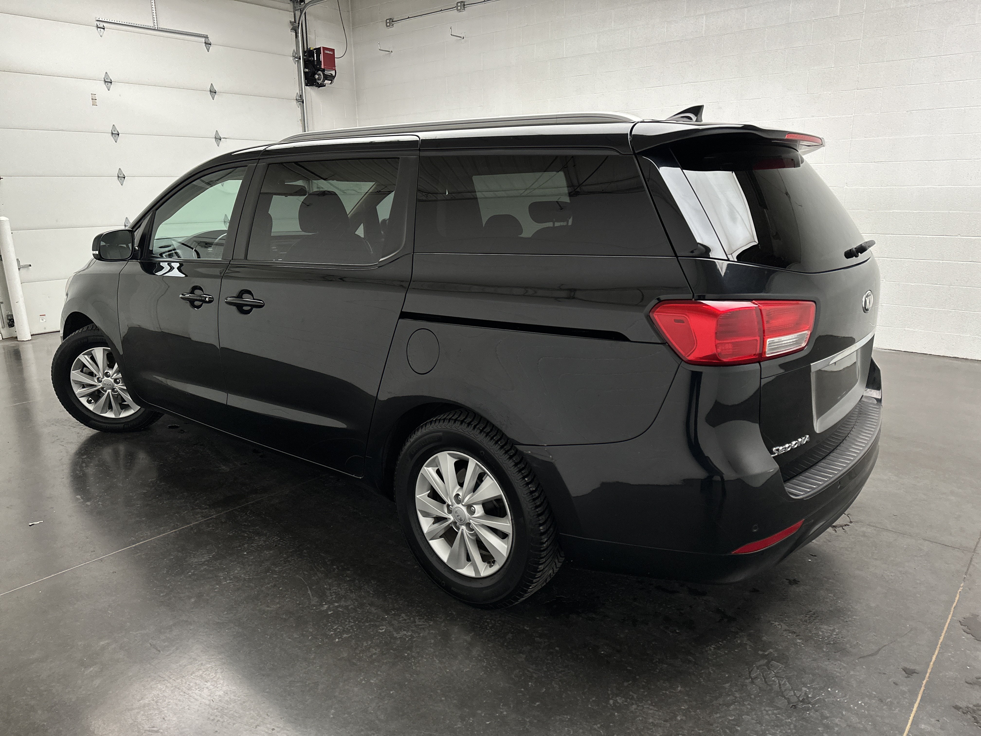 Used 2017 Kia Sedona LX w/ LX Essentials Premium Package FWD image 7