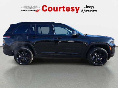 Used 2023 Jeep Grand Cherokee Altitude image 8