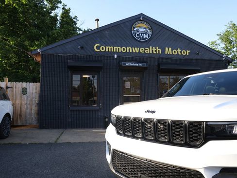Used 2023 Jeep Grand Cherokee Altitude AWD/4WD image 11