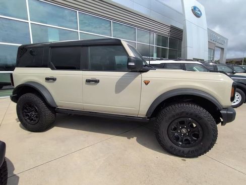 Used 2025 Ford Bronco Badlands AWD/4WD image 3
