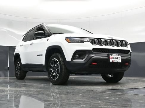 Used 2025 Jeep Compass Trailhawk AWD/4WD image 56