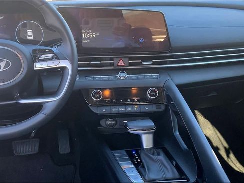 Used 2025 Hyundai Elantra Limited image 7