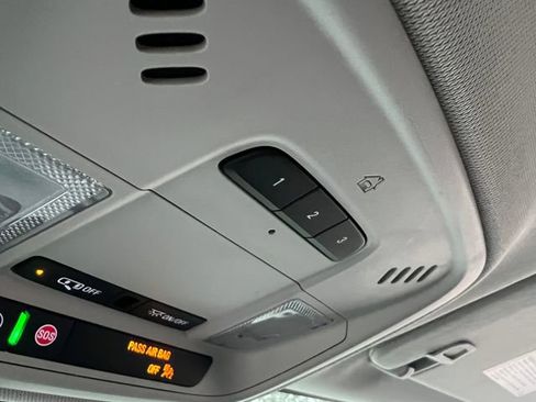 Used 2021 Chevrolet Traverse LT image 27