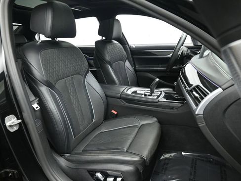 Used 2021 BMW 750i xDrive w/ Executive Package image 25