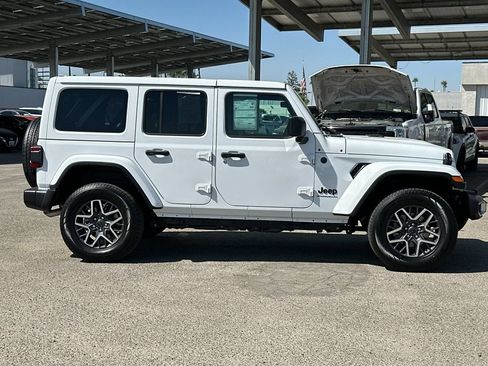 Used 2025 Jeep Wrangler Unlimited Sahara AWD/4WD image 2