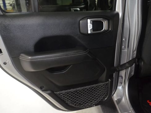Used 2018 Jeep Wrangler Unlimited Sahara AWD/4WD image 18