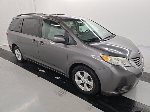 Used 2017 Toyota Sienna LE FWD image 2
