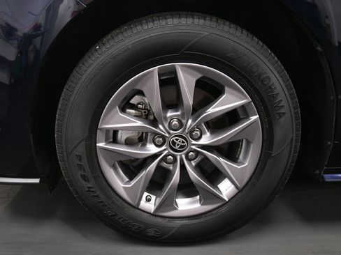 Used 2025 Toyota Sienna XLE FWD image 35