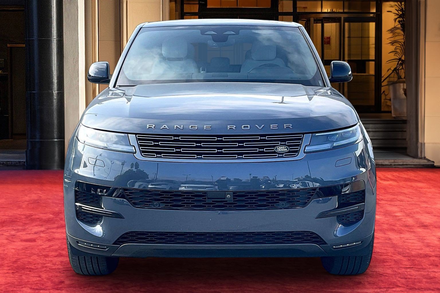 Used 2025 Land Rover Range Rover Sport SE AWD/4WD image 3