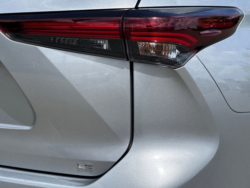 Used 2025 Toyota Highlander LE FWD image 12