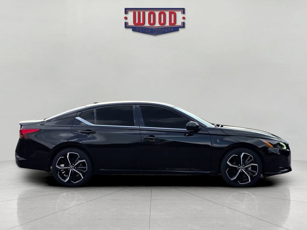 Used 2023 Nissan Altima 2.5 SR w/ SR Premium Package FWD image 2