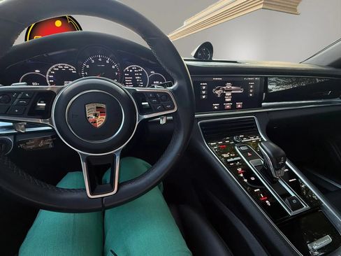 Used 2017 Porsche Panamera RWD image 30