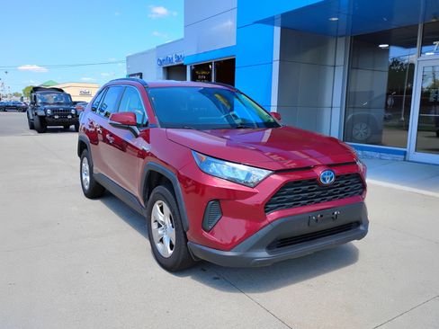 Used 2021 Toyota RAV4 LE AWD/4WD image 3