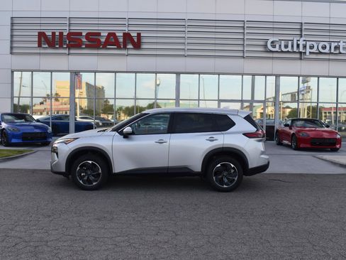 Used 2024 Nissan Rogue SV image 3
