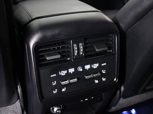 Used 2024 Porsche Cayenne AWD/4WD image 22