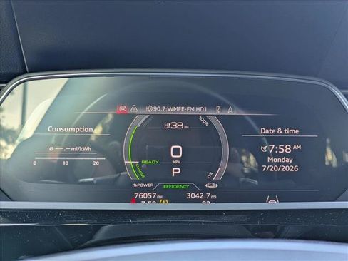 Used 2022 Audi e-tron Premium Plus w/ Premium Plus Package AWD/4WD image 4