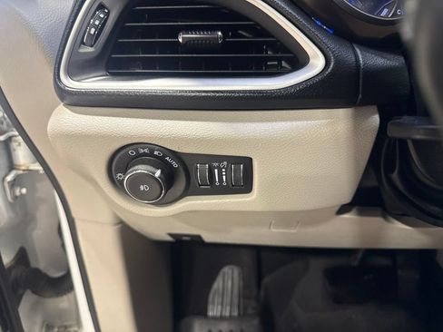 Used 2017 Chrysler Pacifica Touring-L FWD image 13