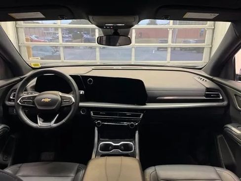 Used 2025 Chevrolet Traverse LT FWD image 24