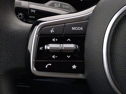 Certified 2025 Kia Sorento LX image 15