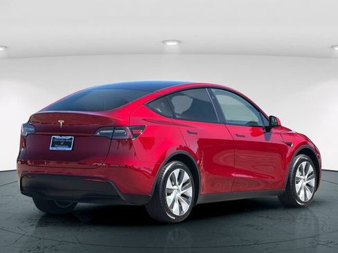 Used 2024 Tesla Model Y 2WD image 7