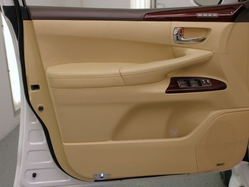 Used 2014 Lexus LX 570 4WD image 33