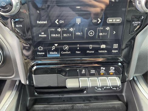Used 2023 RAM 1500 Laramie AWD/4WD image 18