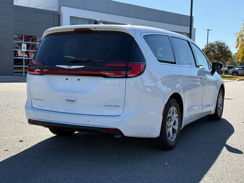 Used 2024 Chrysler Pacifica Limited image 5