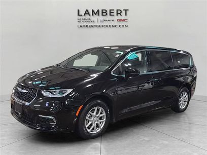 Used 2025 Chrysler Pacifica Select