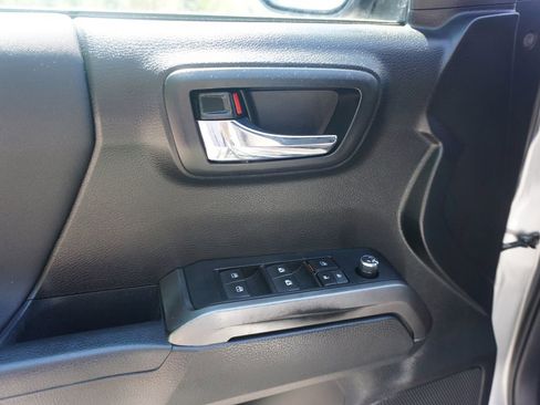 Used 2017 Toyota Tacoma TRD Sport w/ Tow Package image 3