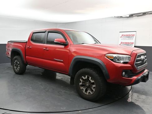 Used 2016 Toyota Tacoma TRD Off-Road image 2