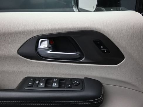 Used 2024 Chrysler Pacifica Touring-L FWD image 11