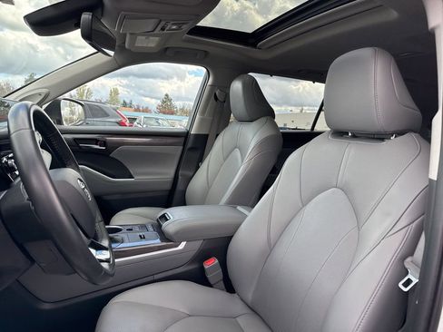 Used 2020 Toyota Highlander Limited image 9