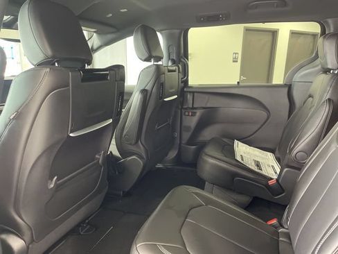 New 2026 Chrysler Pacifica Select AWD/4WD image 17