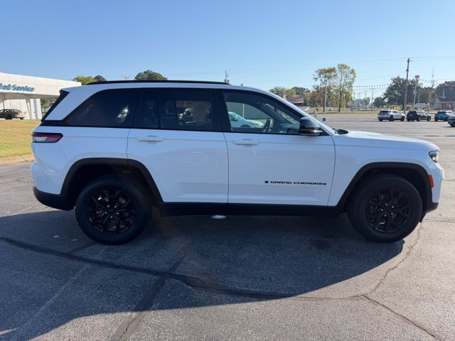 Used 2025 Jeep Grand Cherokee Altitude RWD image 17