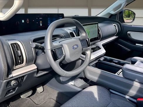 Used 2025 Ford Expedition Active AWD/4WD image 14